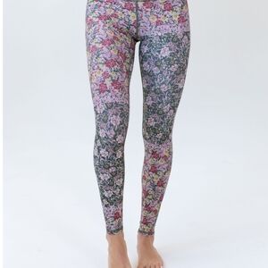 Women's Savvi Indie Leggings – Estimated Size Medium – Tapestry Print